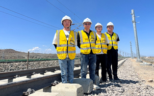 精阿铁路铺轨急，交大检测保障忙